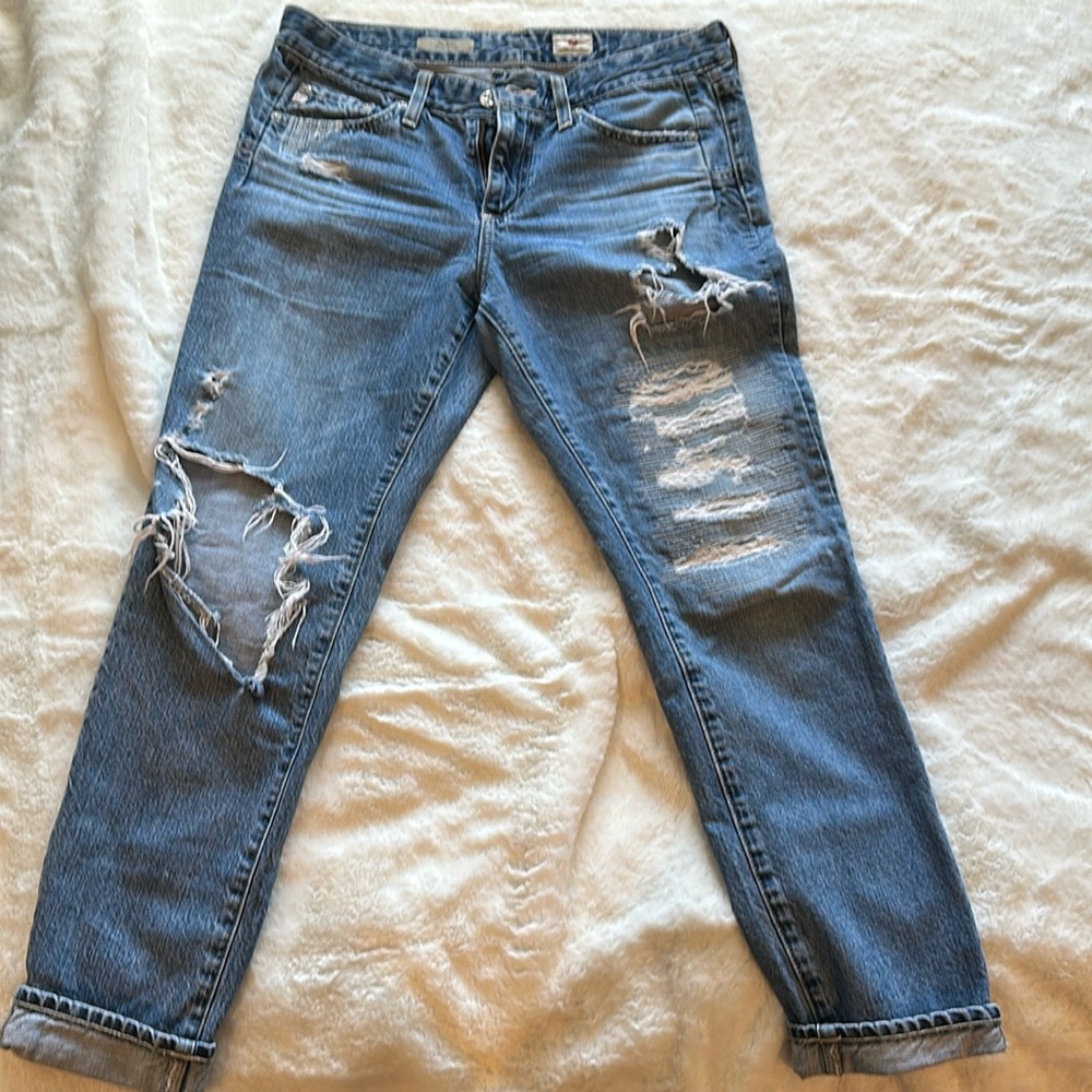 Great pair of jeans. Pre loved and comfortable. Had a baby and no longer fits